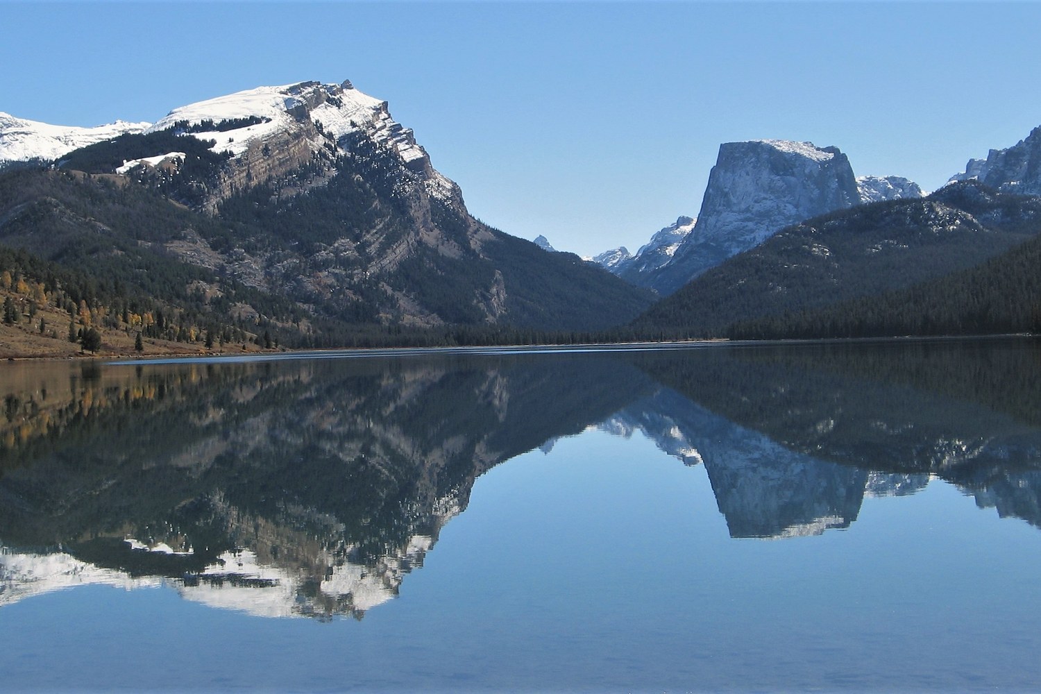 Squaretop Mountain and White Rock mirrored in the still water of Green River Lakes.